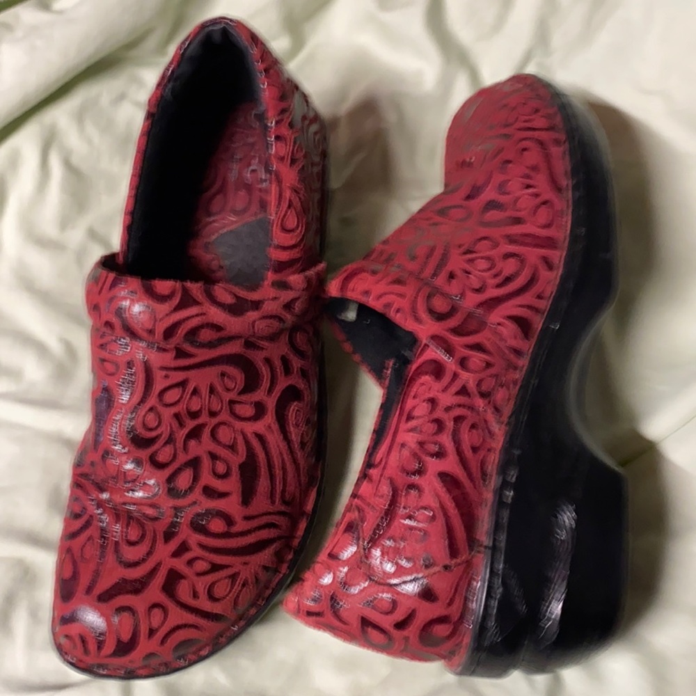 Like new swirl print leather clog